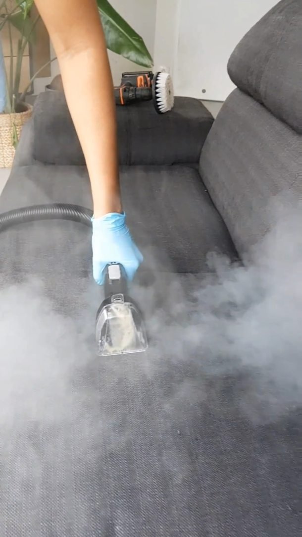 Nettoyage vapeur professionnel d'un canapé par C'propre Nettoyage