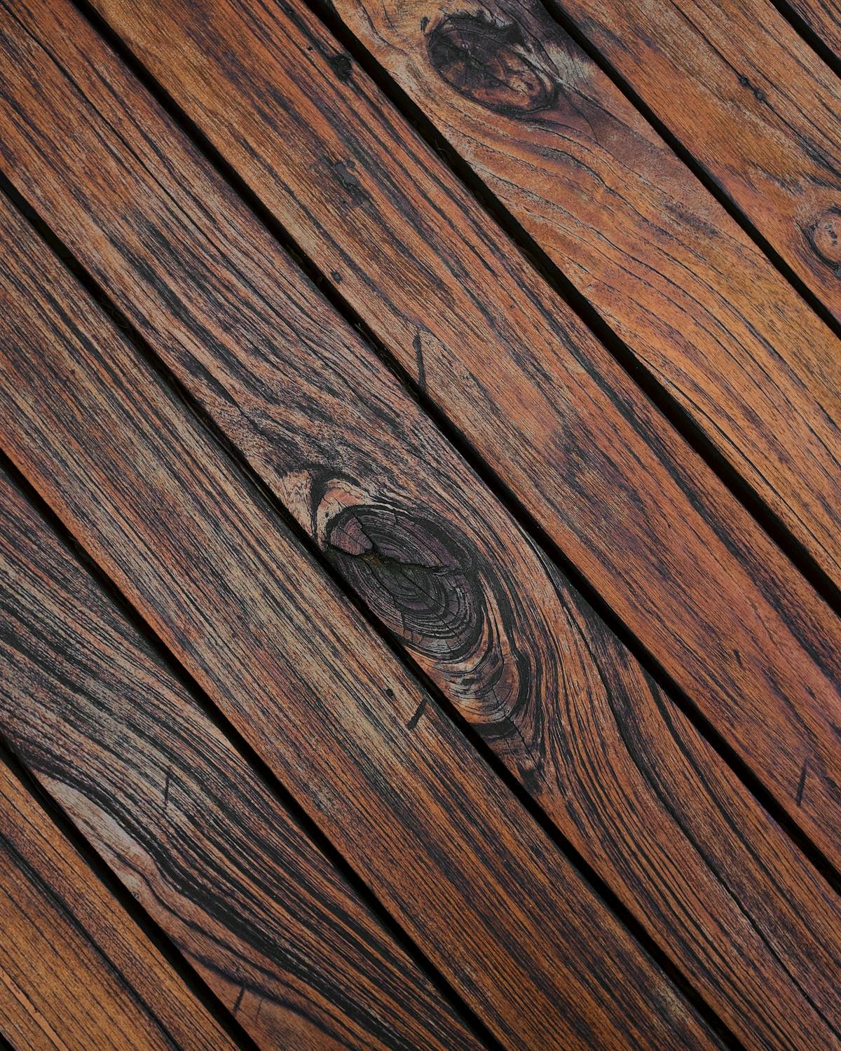 Lames de terrasse en bois encrassées par les intempéries